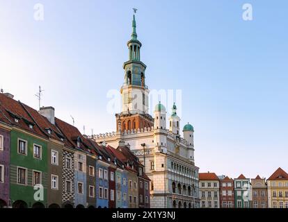 Mercato vecchio (Stary Rynek) con Municipio (Ratusz), alimentari del 39; case a Poznań (Poznan; Posen) nel voivodato di Wielkopolska in Polonia Foto Stock
