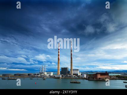 Poolbeg Stacks presso la centrale elettrica di Pigeon House all'ingresso del fiume Liffey, Dublino, Irlanda Foto Stock