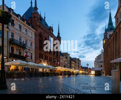 Corte d'Artus (Dwór Artusa), Municipio della città Vecchia (Ratusz Staromiejski) e Chiesa dello Spirito Santo (Kościół Ducha Świętego) presso il mercato della città Vecchia (Rynek St Foto Stock