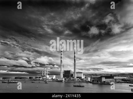 Poolbeg Stacks presso la centrale elettrica di Pigeon House all'ingresso del fiume Liffey, Dublino, Irlanda Foto Stock