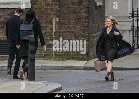 Londra, Regno Unito. 18 aprile 2024. Esther McVey, deputata, Ministro senza portafoglio nell'Ufficio di Gabinetto, nota come "Ministro del senso comune", cammina lungo la strada per entrare al 10 di Downing Street a Westminster, Londra, Regno Unito. Crediti: Imageplotter/Alamy Live News Foto Stock