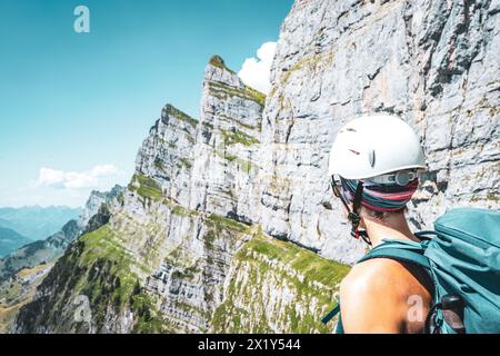 Descrizione: Vista a spalla della donna che gode di una vista panoramica sulla catena montuosa di Churfürsten sullo sfondo. Schnürliweg, Walensee, St Gallen, Svizzero Foto Stock