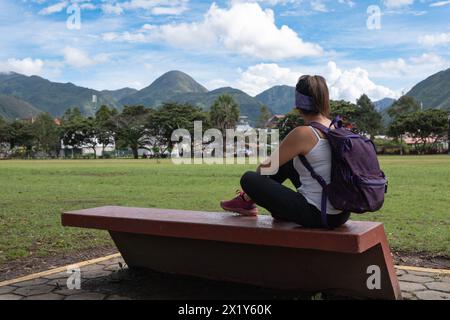 Il turista riposa e apprezza il paesaggio della giungla peruviana. Foto Stock