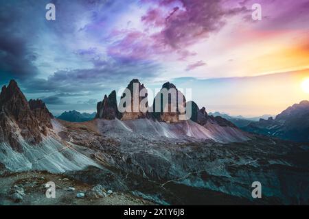 Descrizione: Vista spettacolare dal Sextner Stein sul Monte Paterno e la catena montuosa delle tre Cime in serata. Tre Cime, Dolomiti, alto Adige, Italia, Europa Foto Stock