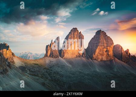 Descrizione: Vista spettacolare dal Sextner Stein sul Monte Paterno e la catena montuosa delle tre Cime in serata. Tre Cime, Dolomiti, alto Adige, Italia, Europa Foto Stock