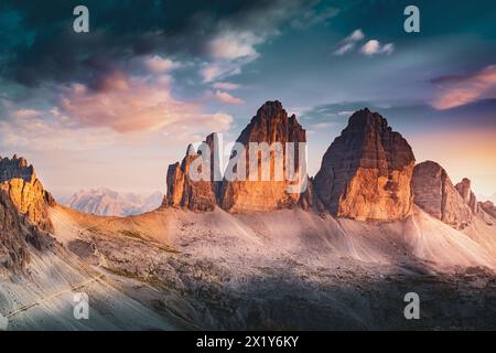 Descrizione: Vista spettacolare dal Sextner Stein sul Monte Paterno e la catena montuosa delle tre Cime in serata. Tre Cime, Dolomiti, alto Adige, Italia, Europa Foto Stock