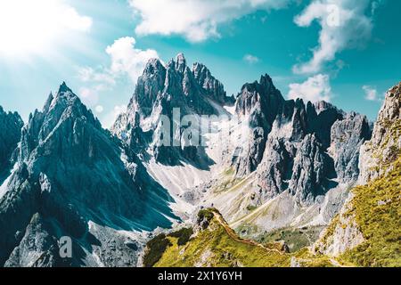 Descrizione: La donna atletica cammina su un punto panoramico super epico con la catena montuosa dei Cadini di Misurina al mattino. Tre Cime, Dolomiti, alto Adige, IT Foto Stock