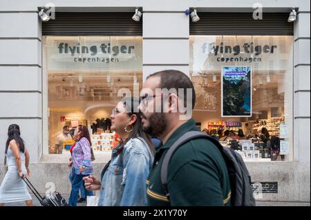 La gente passa accanto alla catena di regali danese, Flying Tiger Copenhagen, negozio in Spagna. Foto Stock