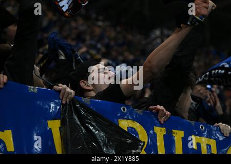 Tifosi dell'Atalanta BC durante i quarti di finale di UEFA Europa League partita di andata e ritorno tra l'Atalanta BC e il Liverpool FC su Avril 18, 2024 allo stadio Gewiss di Bergamo, Italia. Crediti: Tiziano Ballabio Foto Stock