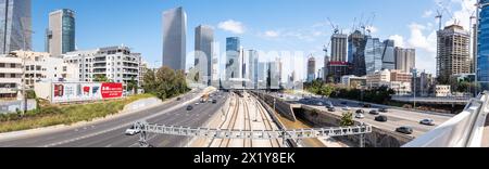 Tel Aviv, Israele - 22 marzo 2024: Vista panoramica della città di Tel Aviv e della superstrada Ayalon Foto Stock