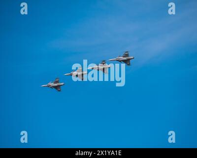 Spettacolo aereo dell'aeronautica svedese sull'aeroporto F16 di Ärna, Uppsala, Svezia. Quattro caccia svedesi JAS 39 Gripen che volano in una formazione di combattimento ravvicinata e perfetta. Foto Stock