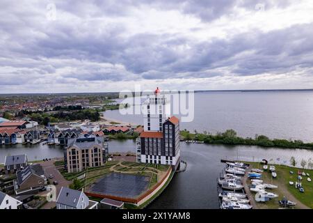 Aerea del porto ricreativo De Knar al Veluwemeer con barche da diporto e faro. Quartiere residenziale del canale olandese. Foto Stock