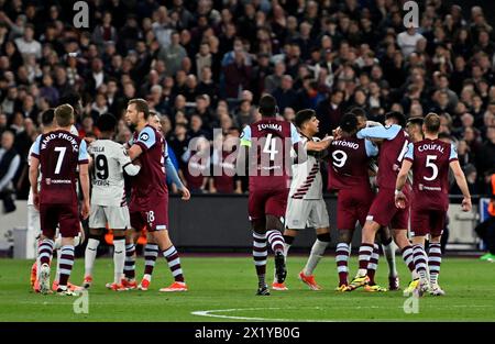 Londra, Regno Unito. 18 aprile 2024. Il West Ham e il Bayer Leverkusen si scontrano durante i quarti di finale della UEFA Europa League contro Beyer Leverkusen, 2a tappa, partita al London Stadium di Stratford. Questa immagine è SOLO per USO EDITORIALE. Licenza richiesta da Football DataCo per qualsiasi altro utilizzo. Crediti: MARTIN DALTON/Alamy Live News Foto Stock