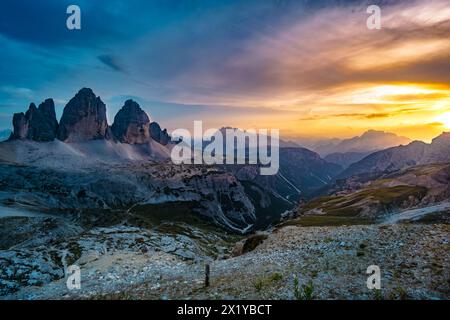 Descrizione: Vista spettacolare da Sextner Stein sulla catena montuosa delle tre Cime in serata. Tre Cime, Dolomiti, alto Adige, Italia, Europa. Foto Stock