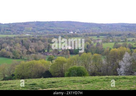 Una vista sulla vale di Holmesdale dal vicino Knockholt Pound sopra Chevening e Brasted, nel Kent, in aprile, primavera. Scarpata di North Downs. Foto Stock