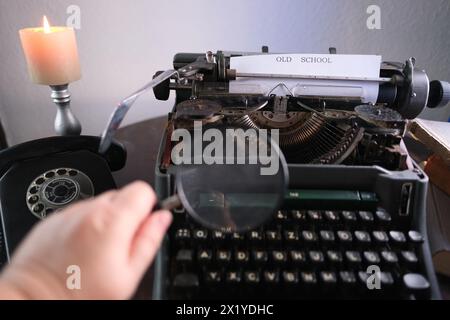 vecchia macchina da scrivere sul tavolo, le parole "storia vera" sono stampate su carta di grandi dimensioni, stile retrò, lente d'ingrandimento, concetto di scrittore, giornalista, de. privato Foto Stock