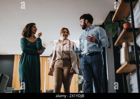 Coinvolgere i colleghi aziendali nella discussione dei dettagli del progetto in un ambiente informale Foto Stock