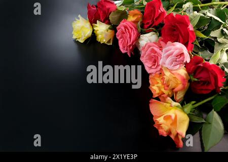 bellissimo bouquet di rose, sfondo romantico per designer, cartolina, invito, buon compleanno, fidanzamento, festa della mamma, truffa di san valentino Foto Stock