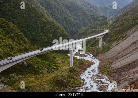 Arthur's Pass in nuova Zelanda, ponte sul fiume di montagna Foto Stock