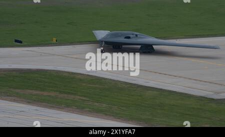 Knob Noster, Stati Uniti. 15 aprile 2024. Un bombardiere strategico stealth B-2 Spirit della U.S. Air Force, assegnato al 509th Bomb Wing, taxi alla pista durante l'esercitazione Spirit Vigilance alla Whiteman Air Force base, 15 aprile 2024 a Knob Noster, Missouri. Credito: A1C Hailey Farrell/U.S. Air Force Photo/Alamy Live News Foto Stock