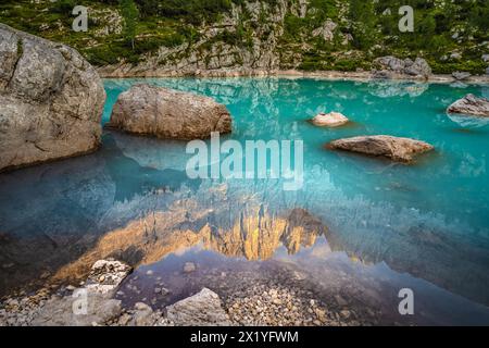 Descrizione: Bellissimi collegamenti serali sul lago turchese di Sorapis e sulle montagne. Lago Sorapis, Dolomiti, Belluno, Italia, Europa. Foto Stock