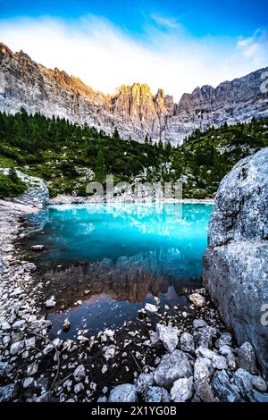 Descrizione: Bellissimi collegamenti serali sul lago turchese di Sorapis e sulle montagne. Lago Sorapis, Dolomiti, Belluno, Italia, Europa. Foto Stock