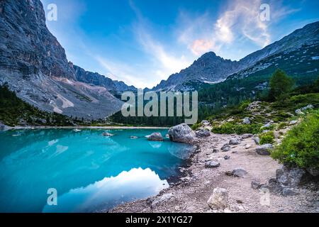 Descrizione: Bellissimi collegamenti serali sul lago turchese di Sorapis e sulle montagne. Lago Sorapis, Dolomiti, Belluno, Italia, Europa. Foto Stock