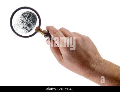 Lente d'ingrandimento con impugnatura maschio che visualizza Un'impronta digitale su uno sfondo bianco. Foto Stock