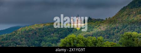 Il castello di Drachenburg nel Siebengebirge fu costruito solo nel XIX secolo da Stephan von Sarter come villa privata in stile gotico e rinascimentale Foto Stock