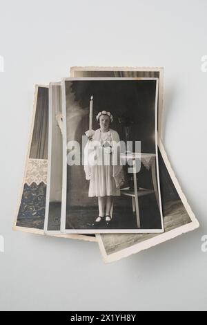 pile di vecchie foto d'epoca del 1940-1950 in colore seppia , concetto di albero genealogico, genealogia, ricordi d'infanzia, memoria di antenati Foto Stock