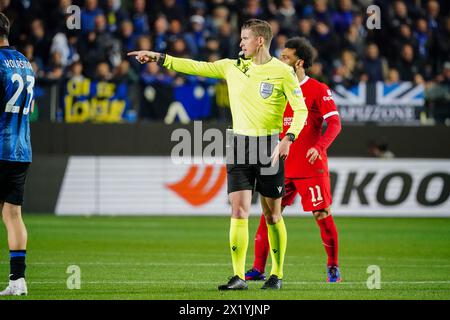 Francois Letexier (arbitro) durante la UEFA Europa League, i quarti di finale, partita di calcio di 2a tappa tra Atalanta BC e Liverpool FC il 18 aprile 2024 al Gewiss Stadium di Bergamo, Italia - crediti: Luca Rossini/e-Mage/Alamy Live News Foto Stock