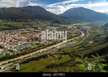 Veduta dal comune di Sardagna di Trento e dal paesaggio montano di Trentino, Trento, Trentino, Italia, Europa Foto Stock