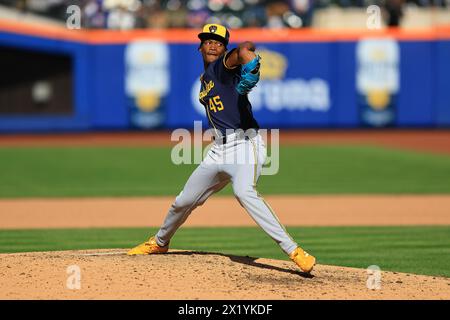 Il lanciatore di rilievo dei Milwaukee Brewers Abner Uribe n. 45 lancia durante il nono inning della partita di baseball della MLB contro i New York Mets al Citi Field di New York City, N.Y., venerdì 29 marzo 2024. (Foto: Gordon Donovan) Foto Stock