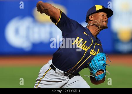 Il lanciatore di rilievo dei Milwaukee Brewers Abner Uribe n. 45 lancia durante il nono inning della partita di baseball della MLB contro i New York Mets al Citi Field di New York City, N.Y., venerdì 29 marzo 2024. (Foto: Gordon Donovan) Foto Stock