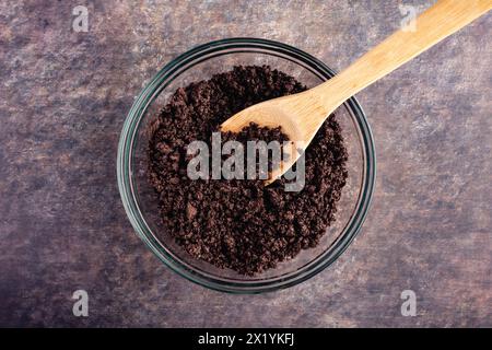 Preparazione di biscotti e ripieno di tartufi di crema: Biscotti sandwich al cioccolato macinato e alla vaniglia mescolati con formaggio spalmabile Foto Stock