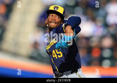 Il lanciatore di rilievo dei Milwaukee Brewers Abner Uribe n. 45 lancia durante il nono inning della partita di baseball contro i New York Mets al Citi Field di New York City, N.Y., sabato 30 marzo 2024. (Foto: Gordon Donovan) Foto Stock