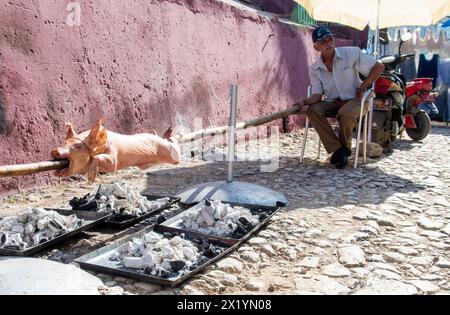 Un grande maiale arrostito su una barbeque spit a Trinidad, Cuba. Foto Stock