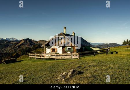 Casa alpina in posizione appartata vicino allo Schafbergalm, sullo sfondo delle montagne del Salzkammergut, Schafberg, Salzkammegut Foto Stock