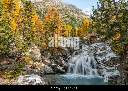 Cascata da Bernina sul ghiacciaio Morteratsch in autunno, Engadin, Graubünden, Svizzera Foto Stock