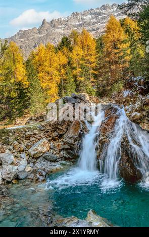 Cascata da Bernina sul ghiacciaio Morteratsch in autunno, Engadin, Graubünden, Svizzera Foto Stock