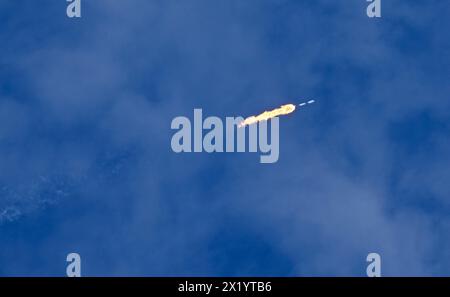 Un razzo Falcon 9 SpaceX che trasporta ventitré satelliti Starlink è stato lanciato dal Launch Complex 40 presso la Cape Canaveral Space Force Station, Florida, giovedì 18 aprile 2024. Foto di Joe Marino/UPI credito: UPI/Alamy Live News Foto Stock