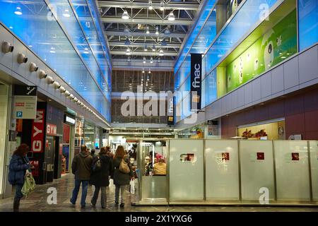 Natale, shopping, San Martin Mercato, San Sebastian, Donostia, Gipuzkoa, Paesi Baschi, Spagna. Foto Stock