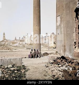 Charleston, S.C. veduta degli edifici in rovina attraverso il portico della Chiesa circolare (150 Meeting Street). Aprile 1865. Fotografo: George N. Barnard. Quattro bambini afroamericani siedono alla base di una grande colonna greca. Fotografie della Marina Federale e spedizioni in mare contro la costa atlantica della Confederazione -- in particolare Charleston, S.C. 1863-1865. Il successo del generale Gillmore a Fort Pulaski gli valse la condotta di un'impresa molto più difficile: La riduzione delle difese del porto di Charleston, con l'aiuto di uno squadrone al comando del Rear Adm. John A. Dahlgren. Le operazioni implorano Foto Stock