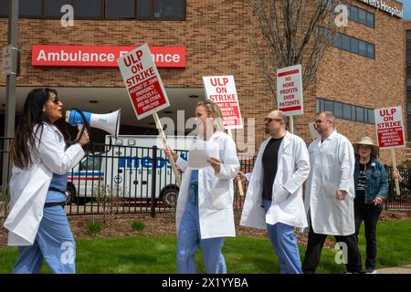 Detroit, Michigan, Stati Uniti. 18 aprile 2024. Medici al pronto soccorso di Ascension St. John Hospital ha iniziato uno sciopero di un giorno per protestare contro la carenza di personale e le condizioni di non sicurezza. Il pronto soccorso è gestito da Team Health, che è di proprietà della società di private equity Blackstone. I 43 medici di emergenza, assistenti medici e infermieri hanno organizzato la Greater Deroit Association of Emergency Physicians quasi un anno fa. Crediti: Jim West/Alamy Live News Foto Stock