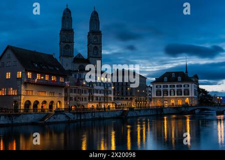 Centro storico di Zurigo all'alba; Zurigo, Svizzera Foto Stock