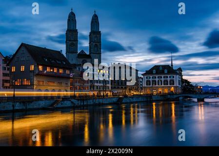 Centro storico di Zurigo all'alba; Zurigo, Svizzera Foto Stock