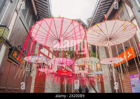 CHONGQING, CINA - 06 GENNAIO 2022 : Unbrellas a Ciqikou. Significa che il Porto Porcellanato della città antica è il mercato tradizionale che i visitatori possono godersi gli shoppi Foto Stock