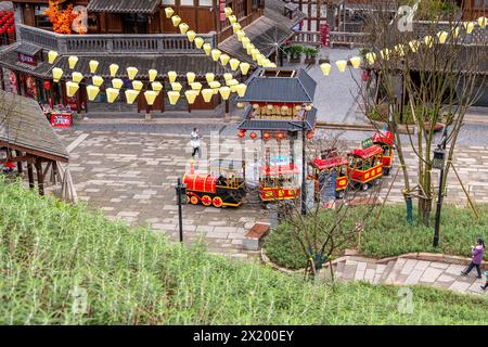 CHONGQING, CINA - 06 GENNAIO 2022 : treno turistico nella città vecchia di Ciqikou, Chongqing Foto Stock