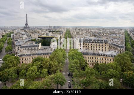 Vista dall'Arco di Trionfo dell'Étoile alla Torre Eiffel (Tour Eiffel), Parigi, Île-de-France, Francia, Europa Foto Stock