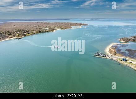 Vista aerea del traghetto per l'isola riparata Foto Stock